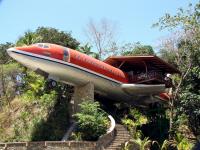 Самолет стана хотел в джунглата