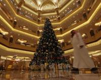 В Абу Даби окичиха най-скъпата коледна елха в света